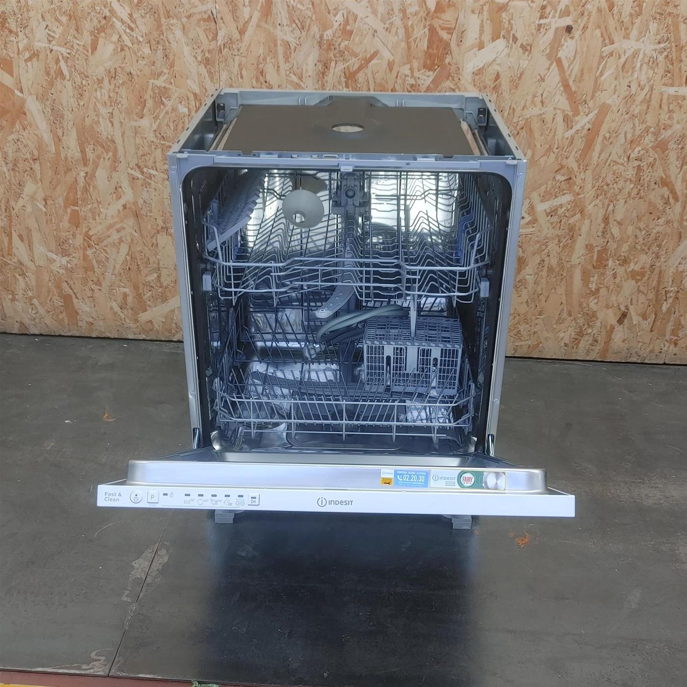 Lavastoviglie Indesit D2IHKL326 a scomparsa totale 14 coperti