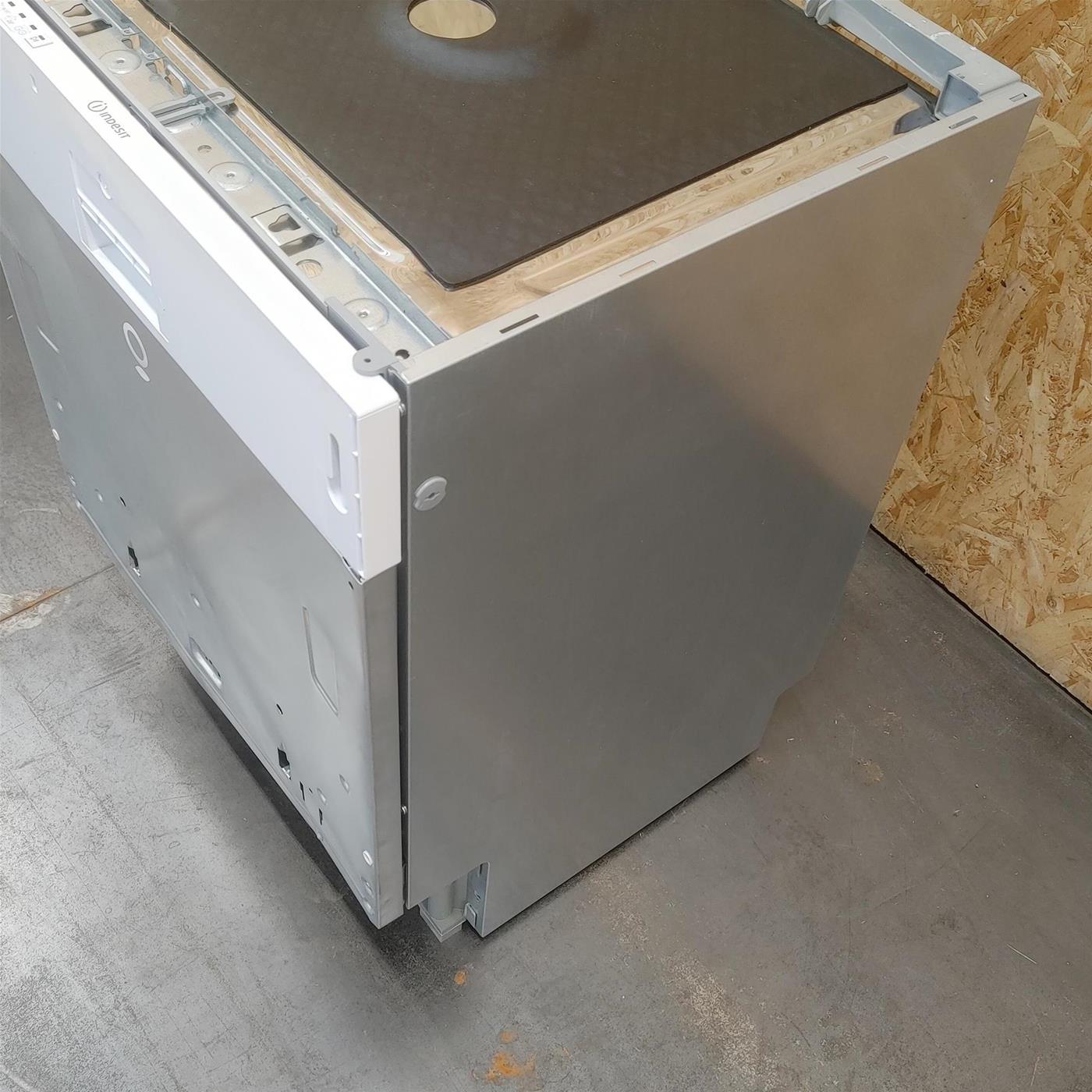 Lavastoviglie Indesit D2IHKL326 a scomparsa totale 14 coperti