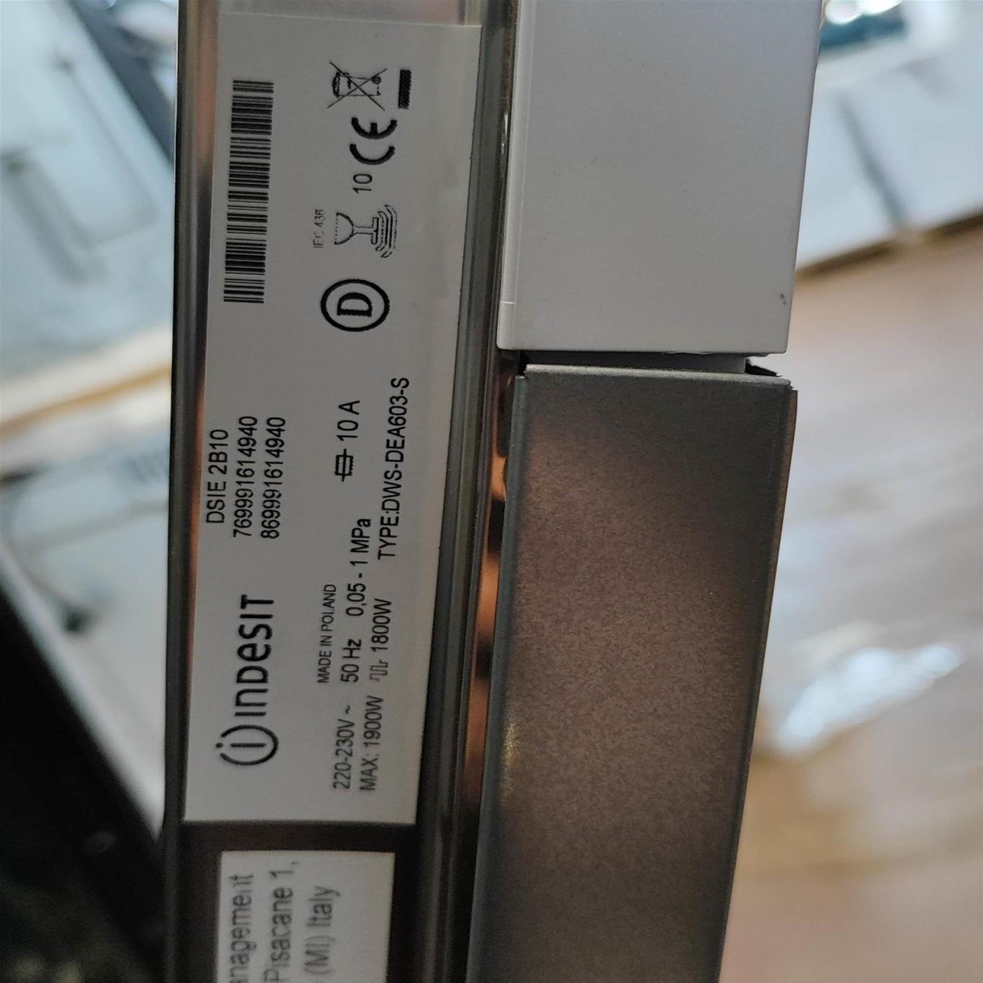 Lavastoviglie Indesit DSIE 2B10 da incasso 10 coperti